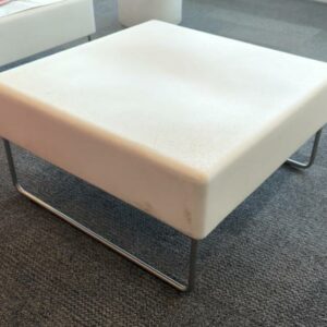 Table basse design Dondoli & Pocci modèle Host édition Pedrali en polyéthylène blanc, piètement luge en métal. 40 x 75 cm. 2 unités. Vendu à l'unité avec faculté de réunion. Localisation : 8 av. de Lunca - 78180 Montigny-le-Bretonneux. (4ème)