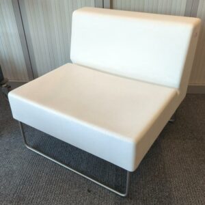 Fauteuil design Dondoli & Pocci modèle Host édition Pedrali en polyéthylène blanc, piètement luge en métal. 70 x 75 x 75 cm. Localisation : 8 av. de Lunca - 78180 Montigny-le-Bretonneux. (4ème)