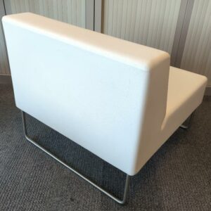Fauteuil design Dondoli & Pocci modèle Host édition Pedrali en polyéthylène blanc, piètement luge en métal. 70 x 75 x 75 cm. Localisation : 8 av. de Lunca - 78180 Montigny-le-Bretonneux. (4ème) – Image 2