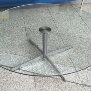 Table basse, plateau rond en verre transparent reposant sur un piètement en étoile à quatre branches en acier chromé. 40 x 120 cm. 2 unités. Vendu à l'unité avec faculté de réunion. Localisation : 8 av. de Lunca - 78180 Montigny-le-Bretonneux. (hall) – Image 2