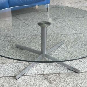 Table basse, plateau rond en verre transparent reposant sur un piètement en étoile à quatre branches en acier chromé. 40 x 120 cm. 2 unités. Vendu à l'unité avec faculté de réunion. Localisation : 8 av. de Lunca - 78180 Montigny-le-Bretonneux. (hall)