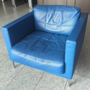 Fauteuil de marque Matteo Grassi recouvert de cuir bleu, coussins amovibles, piètement en acier chromé. 70 x 90 x 92 cm. 5 unités. Vendu à l'unité avec faculté de réunion. Localisation : 8 av. de Lunca - 78180 Montigny-le-Bretonneux. (hall, bureau expat)