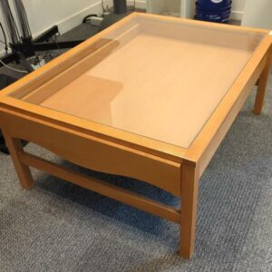Table basse en bois avec tiroir coulissant et plateau en verre transparent. 45 x 105 x 80 cm. Localisation : 8 av. de Lunca - 78180 Montigny-le-Bretonneux. (salon expat)
