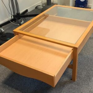 Table basse en bois avec tiroir coulissant et plateau en verre transparent. 45 x 105 x 80 cm. Localisation : 8 av. de Lunca - 78180 Montigny-le-Bretonneux. (salon expat) – Image 2