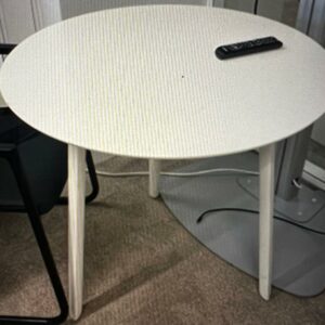 Table ronde, plateau en bois stratifié blanc sur piètement en acier. Diamètre 80 cm. 2 unités. Vendu à l'unité avec faculté de réunion. Localisation : 32 rue de Monceau - 75008 Paris