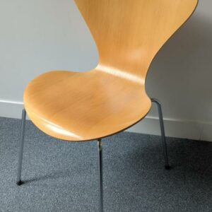 Chaise empilable design Arne Jacobsen modèle Ant édition Fritz Hansen, coque en bois couleur noyer, piètement en acier chromé. 77 x 49 x 52 cm. 1er. 12 unités. Vendu à l'unité avec faculté de réunion.  Localisation : 10 rue Petit - 75019 Paris (6 unités au 1er + 6 unités au ssol).