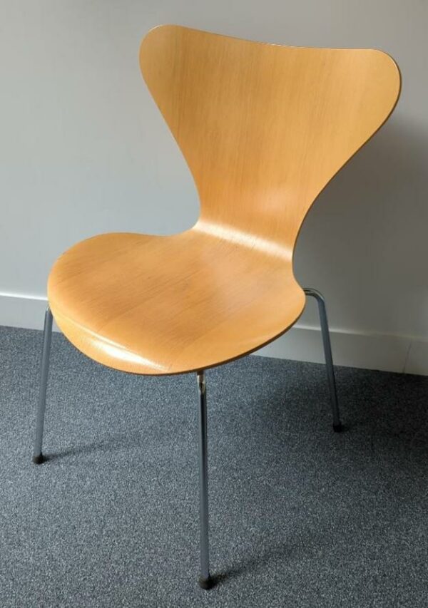 Chaise empilable design Arne Jacobsen modèle Ant édition Fritz Hansen, coque en bois couleur noyer, piètement en acier chromé. 77 x 49 x 52 cm. 1er. 12 unités. Vendu à l'unité avec faculté de réunion.  Localisation : 10 rue Petit - 75019 Paris (6 unités au 1er + 6 unités au ssol).