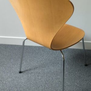 Chaise empilable design Arne Jacobsen modèle Ant édition Fritz Hansen, coque en bois couleur noyer, piètement en acier chromé. 77 x 49 x 52 cm. 1er. 12 unités. Vendu à l'unité avec faculté de réunion.  Localisation : 10 rue Petit - 75019 Paris (6 unités au 1er + 6 unités au ssol). – Image 2