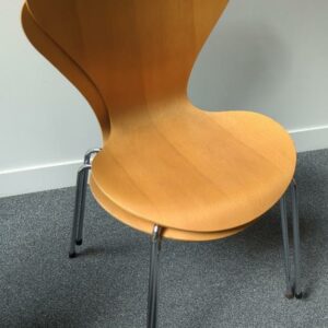 Chaise empilable design Arne Jacobsen modèle Ant édition Fritz Hansen, coque en bois couleur noyer, piètement en acier chromé. 77 x 49 x 52 cm. 1er. 12 unités. Vendu à l'unité avec faculté de réunion.  Localisation : 10 rue Petit - 75019 Paris (6 unités au 1er + 6 unités au ssol). – Image 4