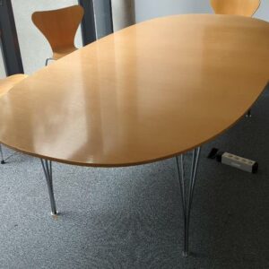 Table ovale design Arne Jacobsen, Piet Hein et Bruno Mathsson modèle Super Elliptique édition Fritz Hansen, plateau en bois couleur noyer, piètement en tiges d'acier chromé. 70 x 240 x 120 cm. Localisation : 10 rue Petit - 75019 Paris (1er) – Image 2