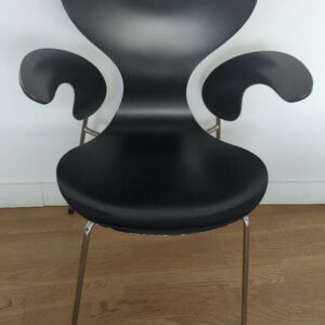 Fauteuil empilable design Arne Jacobsen modèle Lilly édition Fritz Hansen en bois noirci, structure en acier chromé. (usures). 76 x 60 x 50 cm. 10 unités. Vendu à l'unité avec faculté de réunion. Localisation : 10 rue Petit - 75019 Paris (3eme, ssol).