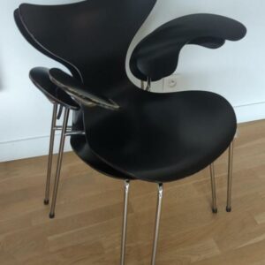 Fauteuil empilable design Arne Jacobsen modèle Lilly édition Fritz Hansen en bois noirci, structure en acier chromé. (usures). 76 x 60 x 50 cm. 10 unités. Vendu à l'unité avec faculté de réunion. Localisation : 10 rue Petit - 75019 Paris (3eme, ssol). – Image 2