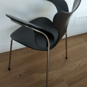 Fauteuil empilable design Arne Jacobsen modèle Lilly édition Fritz Hansen en bois noirci, structure en acier chromé. (usures). 76 x 60 x 50 cm. 10 unités. Vendu à l'unité avec faculté de réunion. Localisation : 10 rue Petit - 75019 Paris (3eme, ssol). – Image 3