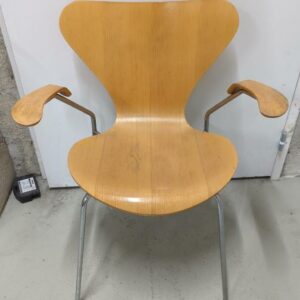 Fauteuil empilable design Arne Jacobsen modèle Ant édition Fritz Hansen en bois couleur noyer, piètement en acier chromé. (usures) 74 x 61 x 55 cm. 5 unités. Vendu à l'unité avec faculté de réunion. Localisation : 10 rue Petit - 75019 Paris (ssol)
