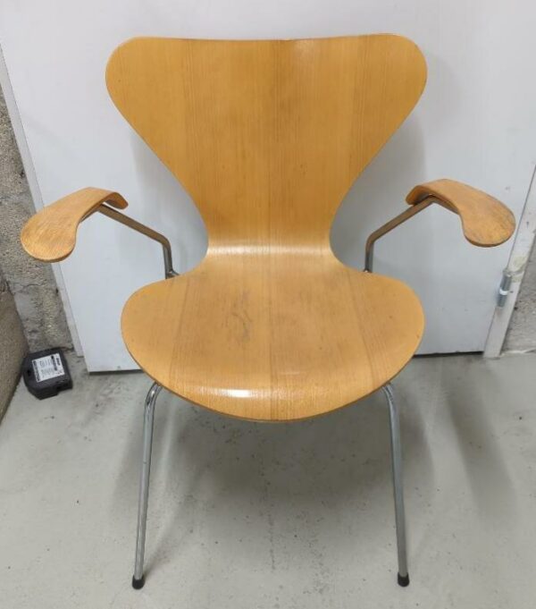 Fauteuil empilable design Arne Jacobsen modèle Ant édition Fritz Hansen en bois couleur noyer, piètement en acier chromé. (usures) 74 x 61 x 55 cm. 5 unités. Vendu à l'unité avec faculté de réunion. Localisation : 10 rue Petit - 75019 Paris (ssol)