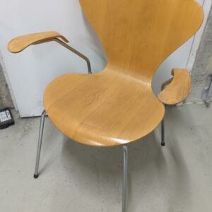 Fauteuil empilable design Arne Jacobsen modèle Ant édition Fritz Hansen en bois couleur noyer, piètement en acier chromé. (usures) 74 x 61 x 55 cm. 5 unités. Vendu à l'unité avec faculté de réunion. Localisation : 10 rue Petit - 75019 Paris (ssol) – Image 2