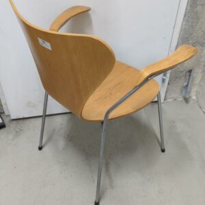 Fauteuil empilable design Arne Jacobsen modèle Ant édition Fritz Hansen en bois couleur noyer, piètement en acier chromé. (usures) 74 x 61 x 55 cm. 5 unités. Vendu à l'unité avec faculté de réunion. Localisation : 10 rue Petit - 75019 Paris (ssol) – Image 3