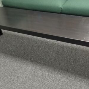 Table basse rectangulaire en métal marron foncé de style industriel. 46 x 160 x 41 cm. 2 unités. Vendu à l'unité avec faculté de réunion. Localisation : 10 rue Petit - 75019 Paris (rdc, 1er)