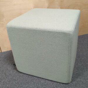 Pouf carré de marque Buzzy Space recouvert de tissu vert pastel. 47 x 47 x 47 cm. 2 unités. Vendu à l'unité avec faculté de réunion. Localisation : 10 rue Petit - 75019 Paris (rdc)