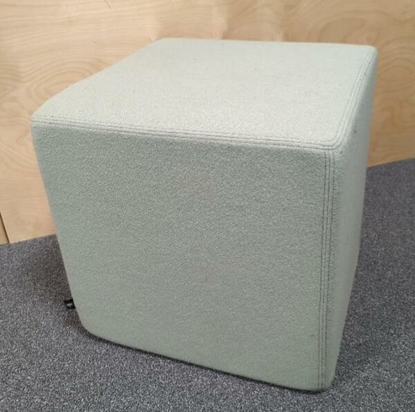 Pouf carré de marque Buzzy Space recouvert de tissu vert pastel. 47 x 47 x 47 cm. 2 unités. Vendu à l'unité avec faculté de réunion. Localisation : 10 rue Petit - 75019 Paris (rdc)