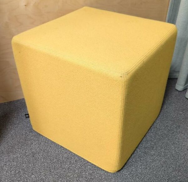 Pouf carré de marque Buzzy Space recouvert de tissu jaune. 47 x 47 x 47 cm. Localisation : 10 rue Petit - 75019 Paris (rdc)