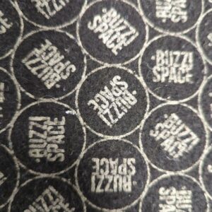 Pouf carré de marque Buzzy Space recouvert de tissu vert pomme. 47 x 47 x 47 cm. 4 unités. Vendu à l'unité avec faculté de réunion. Localisation : 10 rue Petit - 75019 Paris (rdc, 1er, 2eme) – Image 2