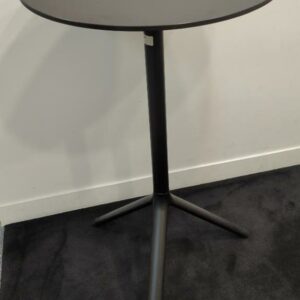 Mange debout de marque Plank à plateau rond en bois stratifié noir, piètement tripode en acier laqué noir. 106 x 60 cm. 3 unités. Vendu à l'unité avec faculté de réunion.  Localisation : 10 rue Petit - 75019 Paris (rdc, 1er, 2eme)