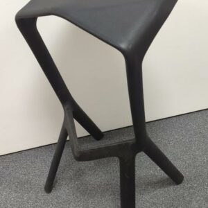 Tabouret haut design Konstantin Grcic modèle Miura édition Plank en plastique noir. 80 x 40 x 40 cm. 5 unités. Vendu à l'unité avec faculté de réunion.  Localisation : 10 rue Petit - 75019 Paris (rdc, 1er, 2eme)