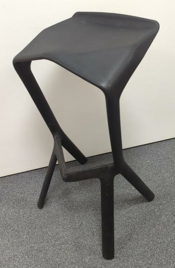 Tabouret haut design Konstantin Grcic modèle Miura édition Plank en plastique noir. 80 x 40 x 40 cm. 5 unités. Vendu à l'unité avec faculté de réunion.  Localisation : 10 rue Petit - 75019 Paris (rdc, 1er, 2eme)