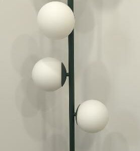 Lampe de parquet de marque Made.com piétement en fonte d'acier laqué vert 5 globes en plastique blanc. Hauteur 162 cm.  Localisation : 10 rue Petit - 75019 Paris (rdc)