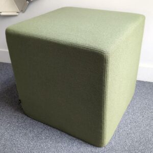 Pouf carré de marque Buzzy Space recouvert de tissu vert kaki. 47 x 47 x 47 cm. Localisation : 10 rue Petit - 75019 Paris (1er)