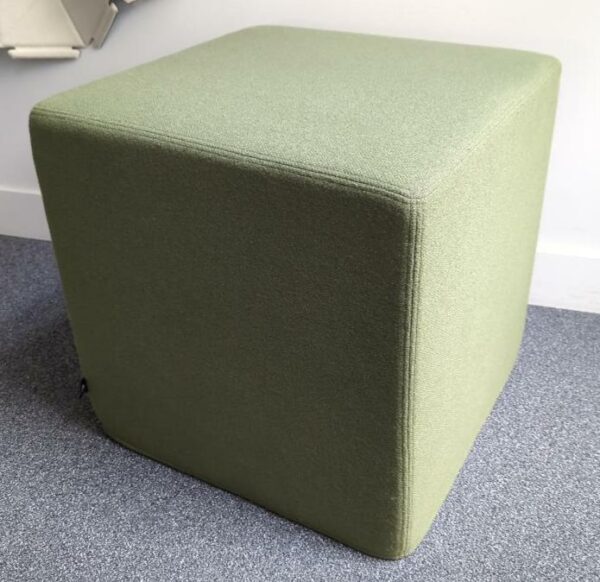 Pouf carré de marque Buzzy Space recouvert de tissu vert kaki. 47 x 47 x 47 cm. Localisation : 10 rue Petit - 75019 Paris (1er)