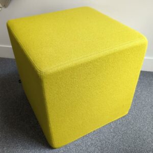 Pouf carré de marque Buzzy Space recouvert de tissu vert anis. 47 x 47 x 47 cm.  Localisation : 10 rue Petit - 75019 Paris (1er)