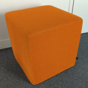 Pouf carré de marque Buzzy Space recouvert de tissu orange. 47 x 47 x 47 cm. 2 unités. Vendu à l'unité avec faculté de réunion.  Localisation : 10 rue Petit - 75019 Paris (1er)
