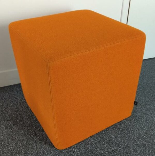 Pouf carré de marque Buzzy Space recouvert de tissu orange. 47 x 47 x 47 cm. 2 unités. Vendu à l'unité avec faculté de réunion.  Localisation : 10 rue Petit - 75019 Paris (1er)