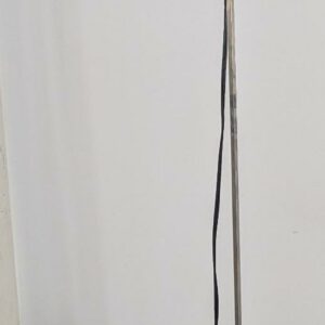 Lampe de parquet design Castiglioni modèle Toio édition Flos, base en acier, tige télescopique en laiton, réglable en hauteur. 178 cm. 2 unités. Vendu à l'unité avec faculté de réunion.  Localisation : 10 rue Petit - 75019 Paris (1er, ssol)