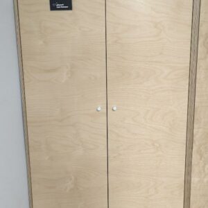 Placard penderie en bois ouvrant à deux portes battantes. 195 x 100 x 58 cm. 7 unités. Vendu à l'unité avec faculté de réunion. Localisation : 10 rue Petit - 75019 Paris (rdc, 1er, 2eme)