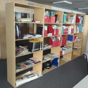 Meuble bibliothèque en bois contreplaqué à 5 compartiments, sans fond. 195 x 90 x 40 cm. 4 modules (à séparer/ vissés entre eux / voir photos).  Localisation : 10 rue Petit - 75019 Paris (1er)