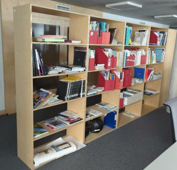 Meuble bibliothèque en bois contreplaqué à 5 compartiments, sans fond. 195 x 90 x 40 cm. 4 modules (à séparer/ vissés entre eux / voir photos).  Localisation : 10 rue Petit - 75019 Paris (1er)