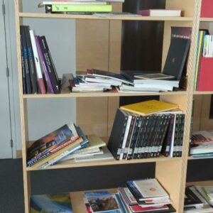 Meuble bibliothèque en bois contreplaqué à 5 compartiments, sans fond. 195 x 90 x 40 cm. 4 modules (à séparer/ vissés entre eux / voir photos).  Localisation : 10 rue Petit - 75019 Paris (1er) – Image 2