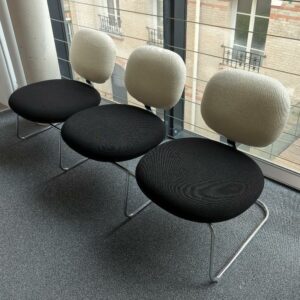 Espace d'attente design Jasper Morrison modèle Vega comprenant 3 sièges solidarisés recouverts de tissu noir et blanc, structure en acier chromé. 75 x 168 x 58 cm. Localisation : 10 rue Petit - 75019 Paris (2eme)