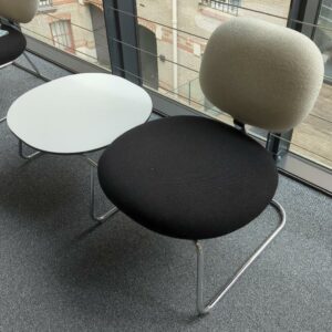 Espace d'attente design Jasper Morrison modèle Vega comprenant un siège recouvert de tissu noir et blanc et une table basse, plateau rond en bois blanc, structure en acier chromé. Largeur 114 cm. Localisation : 10 rue Petit - 75019 Paris (2eme) – Image 2