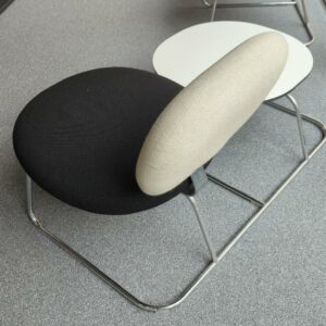 Espace d'attente design Jasper Morrison modèle Vega comprenant un siège recouvert de tissu noir et blanc et une table basse, plateau rond en bois blanc, structure en acier chromé. Largeur 114 cm. Localisation : 10 rue Petit - 75019 Paris (2eme) – Image 3