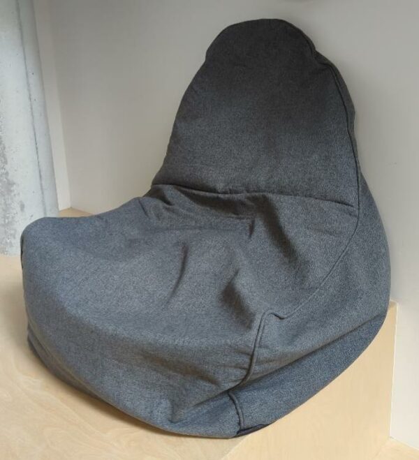 Pouf de marque Made.com garni de microbilles et recouvert de polyester gris. 2 unités. Vendu à l'unité avec faculté de réunion. Localisation : 10 rue Petit - 75019 Paris (2eme)