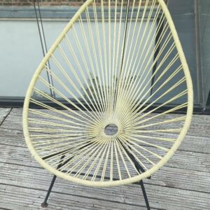 Fauteuil Acapulco en fils de PVC jaunes, piètement en acier laqué noir. 88 x 70 x 70 cm. Localisation : 10 rue Petit - 75019 Paris (3ème)