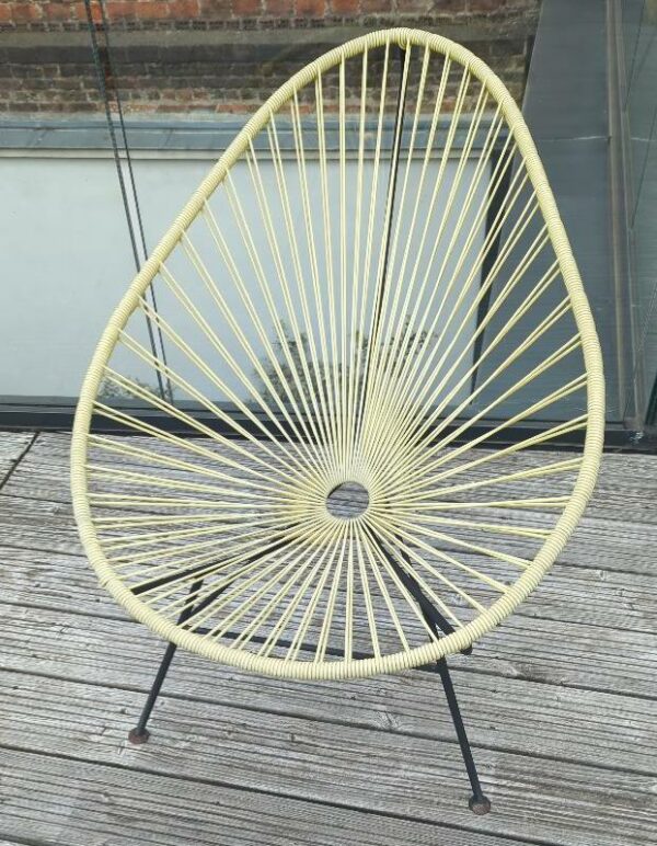 Fauteuil Acapulco en fils de PVC jaunes, piètement en acier laqué noir. 88 x 70 x 70 cm. Localisation : 10 rue Petit - 75019 Paris (3ème)
