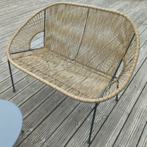 Canapé Acapulco en fils de PVC marrons, piètement en acier laqué noir. 80 x 113 x 70 cm. Localisation : 10 rue Petit - 75019 Paris (3ème)