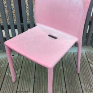 Chaise empilable design Jasper Morrison modèle Air-Chair édition Magis en polypropylène rose. (usures, insolées) 76 x 46 x 50 cm. 5 unités. Vendu à l'unité avec faculté de réunion. Localisation : 10 rue Petit - 75019 Paris (3eme)