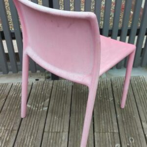 Chaise empilable design Jasper Morrison modèle Air-Chair édition Magis en polypropylène rose. (usures, insolées) 76 x 46 x 50 cm. 5 unités. Vendu à l'unité avec faculté de réunion. Localisation : 10 rue Petit - 75019 Paris (3eme) – Image 2