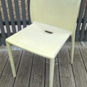 Chaise empilable design Jasper Morrison modèle Air-Chair édition Magis en polypropylène jaune. (usures, insolées) 76 x 46 x 50 cm. 5 unités. Vendu à l'unité avec faculté de réunion. Localisation : 10 rue Petit - 75019 Paris (3eme)